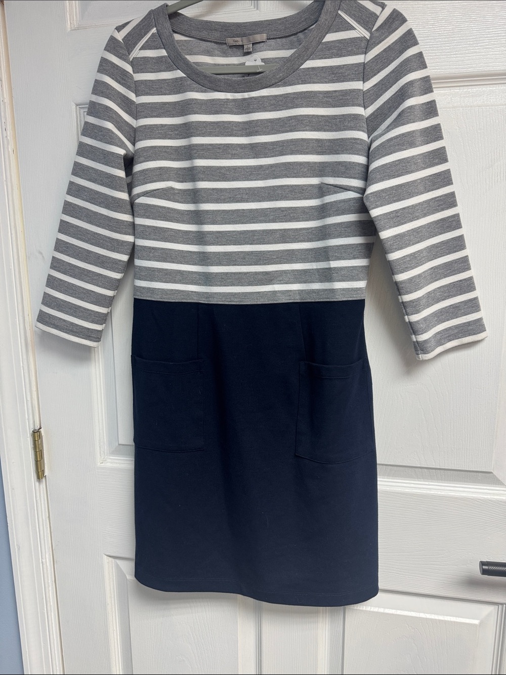 GAP Striped Long Sleeve Pocket Dress – Navy & Grey with classic Crew neckline